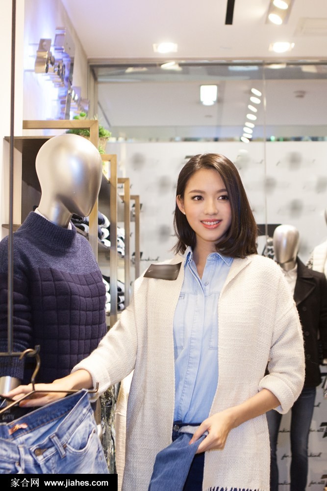 张梓琳牛仔风尚演绎摩登都市格调 张梓琳漫步间突然转身,牛仔外套衣摆扬起灵动弧线,笑容清新如微风
